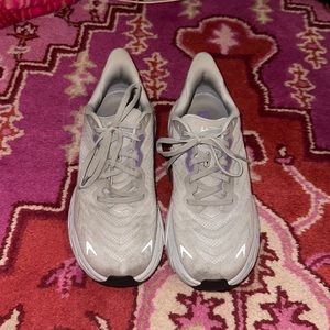 Hoka Arahi 6